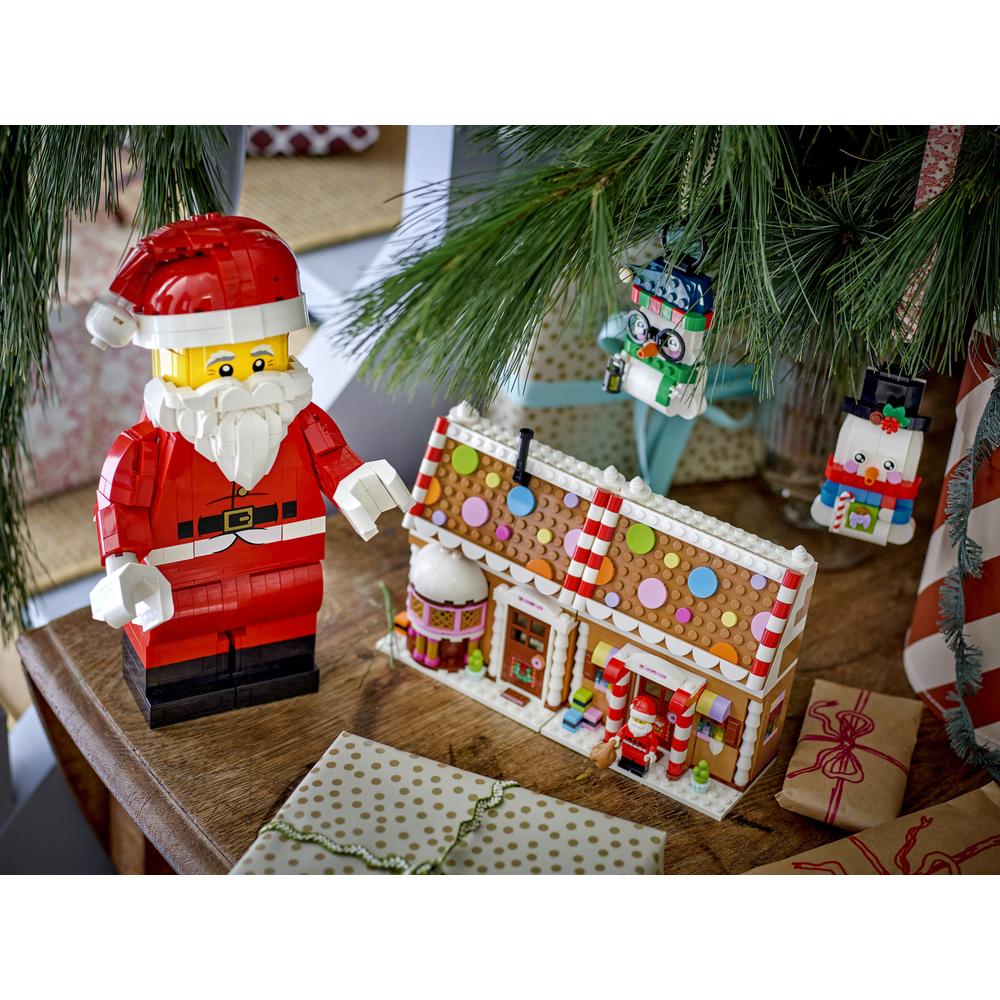 Lego Seasons Up-Scaled Santa Minifigure_4